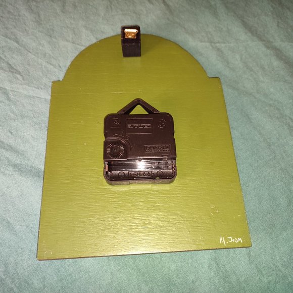 Saxon Folk Transylvanian Handpainted Wooden Clock Traditional Authentic design - Picture 4 of 5